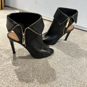 Vince Camuto Kevlin open toe black leather bootie- size 9